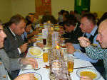 TeilnehmerInnen beim Essen